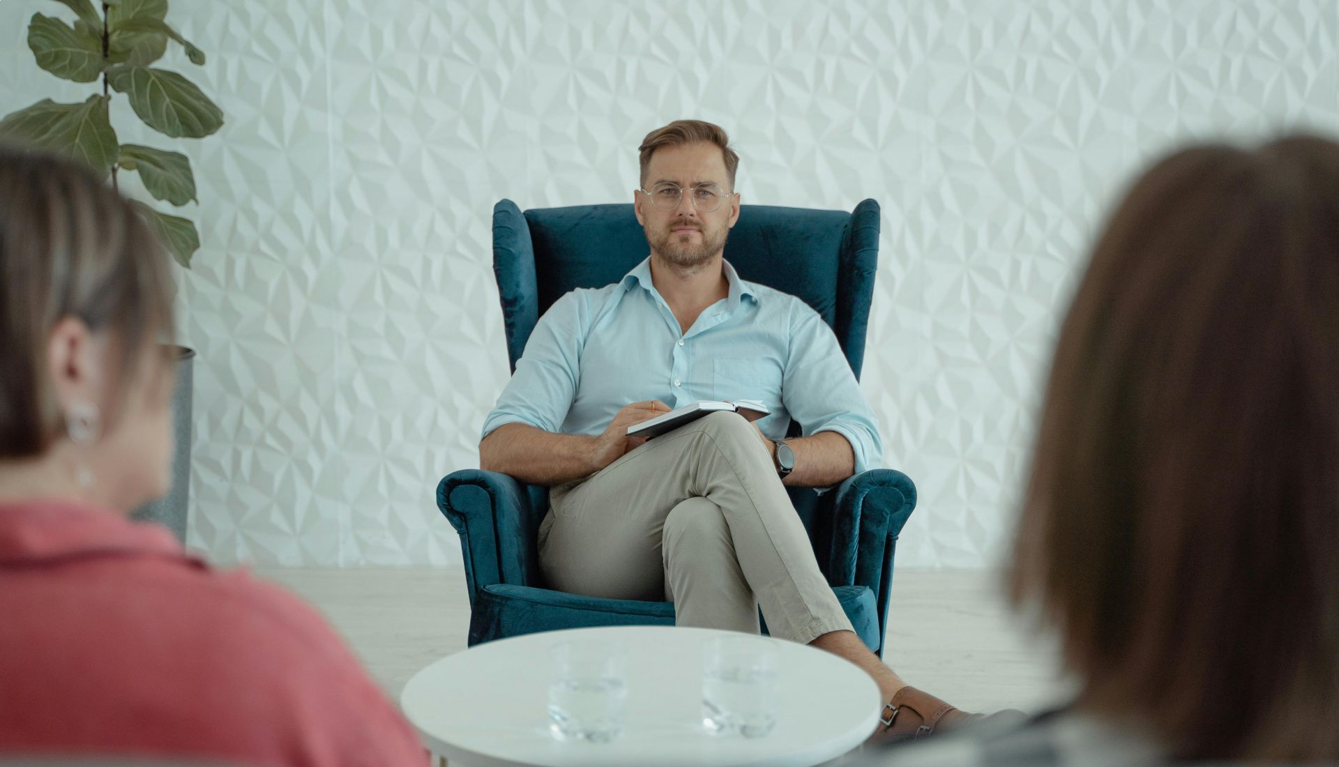 Apprendre à décoder le langage corporel : croisements (bras/jambes), les positions de chaise, le visage